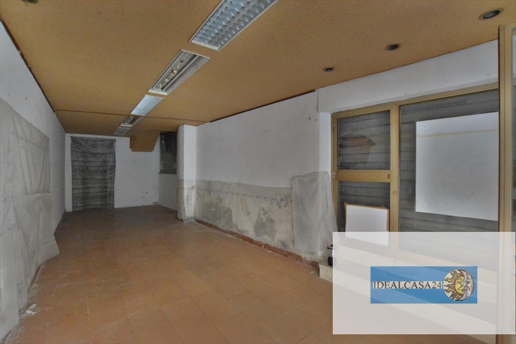 Locale commerciale da ristrutturare in montefano via carradori 28, Montefano
