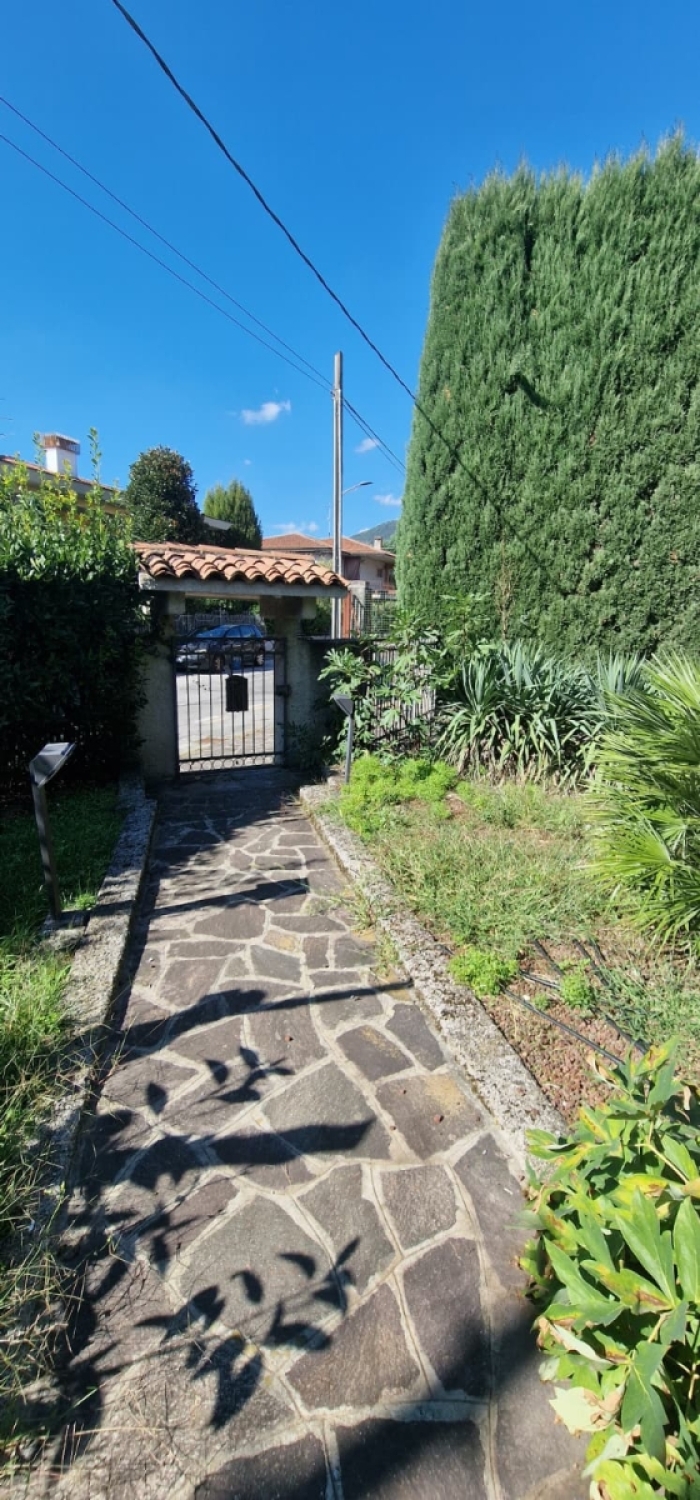 Villa con giardino in via bologna, Gussago