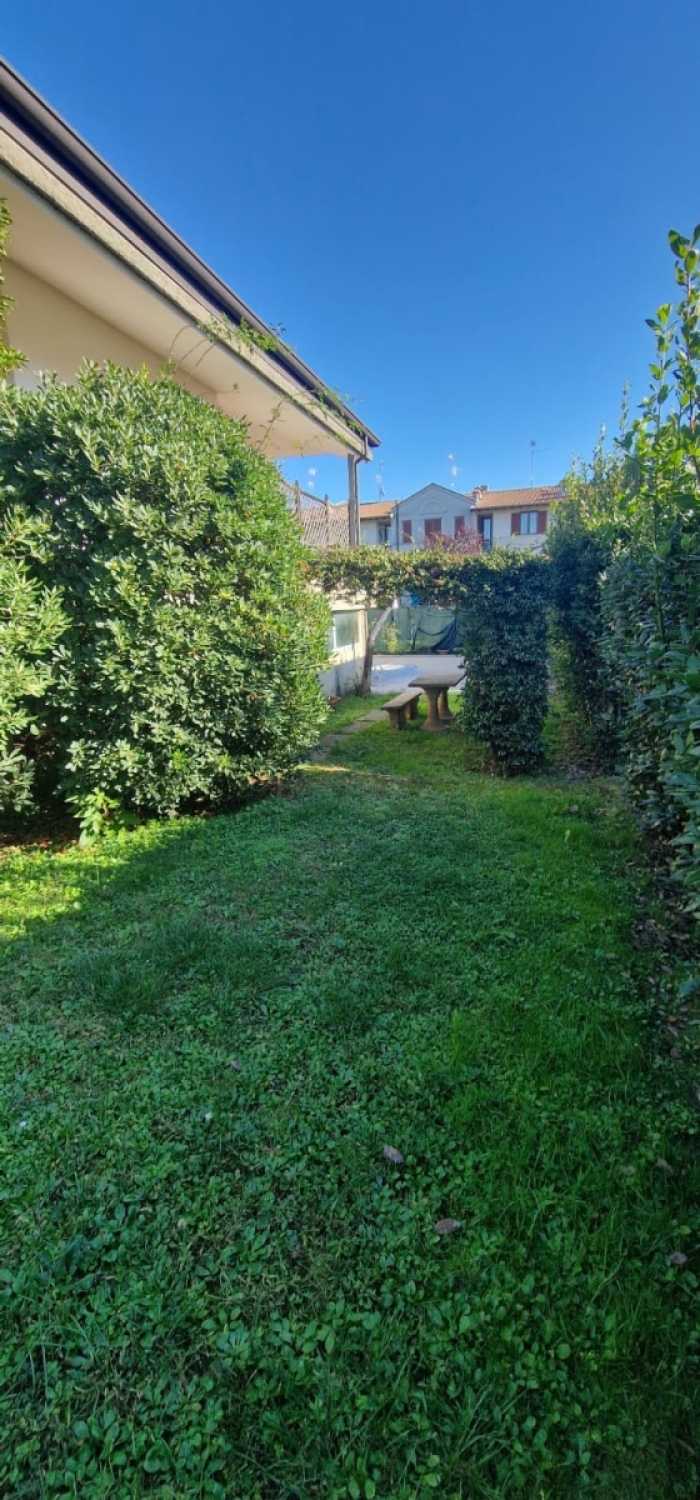 Villa con giardino in via bologna, Gussago