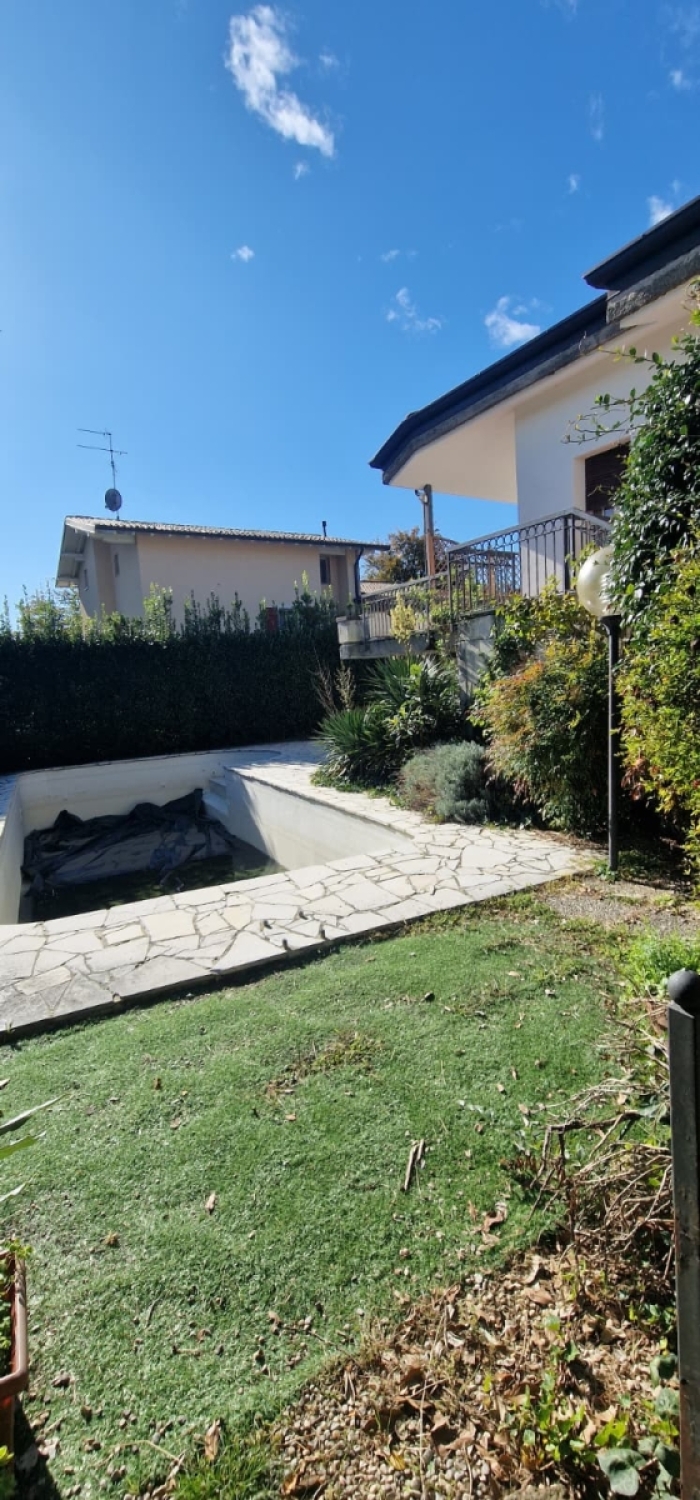 Villa con giardino in via bologna, Gussago