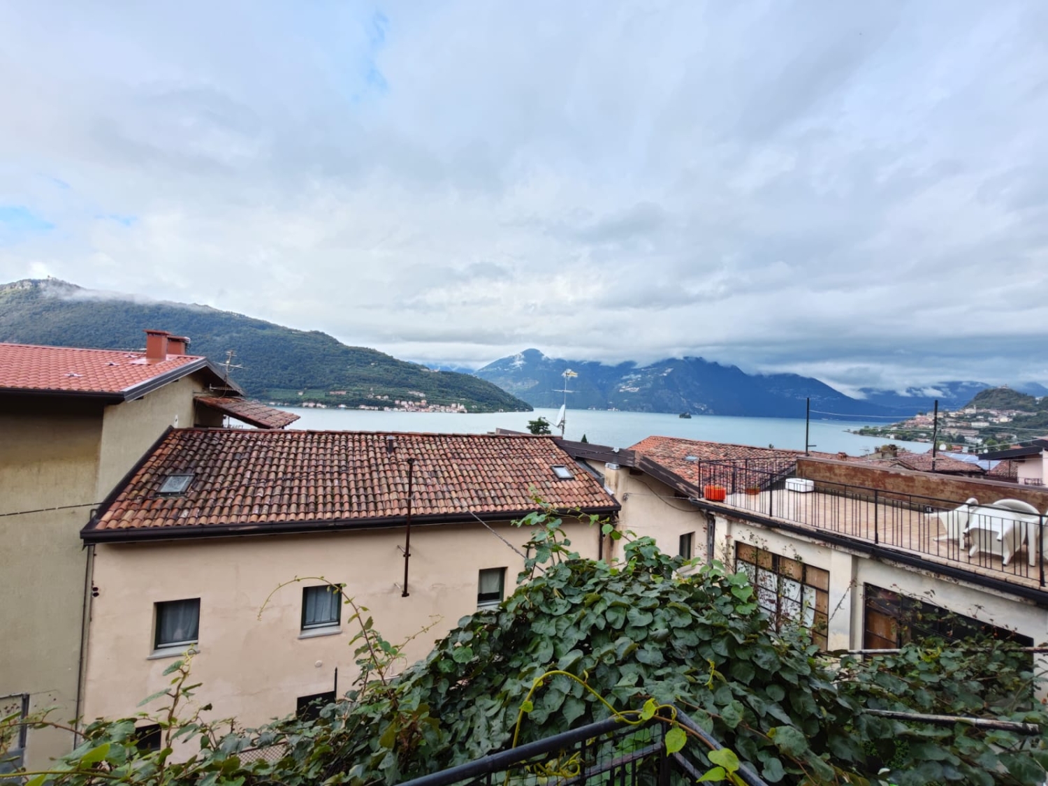 Trilocale con terrazzo in via rampa sale marasino, Sale Marasino