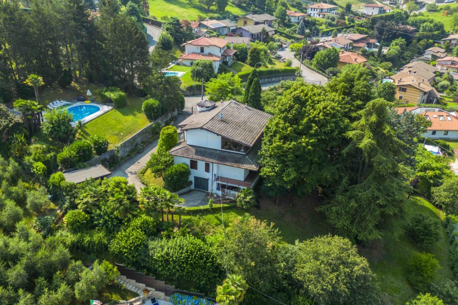 Villa con terrazzo in capriolo via f. petrarca, Capriolo