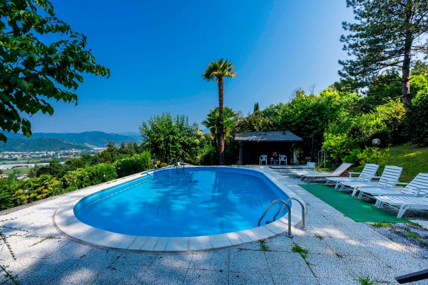 Villa con terrazzo in capriolo via f. petrarca, Capriolo