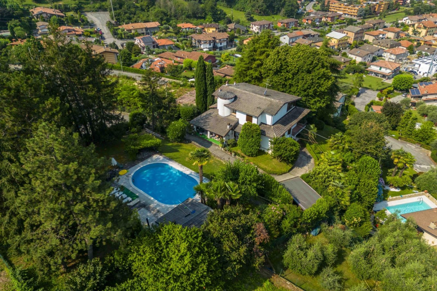 Villa con terrazzo in capriolo via f. petrarca, Capriolo