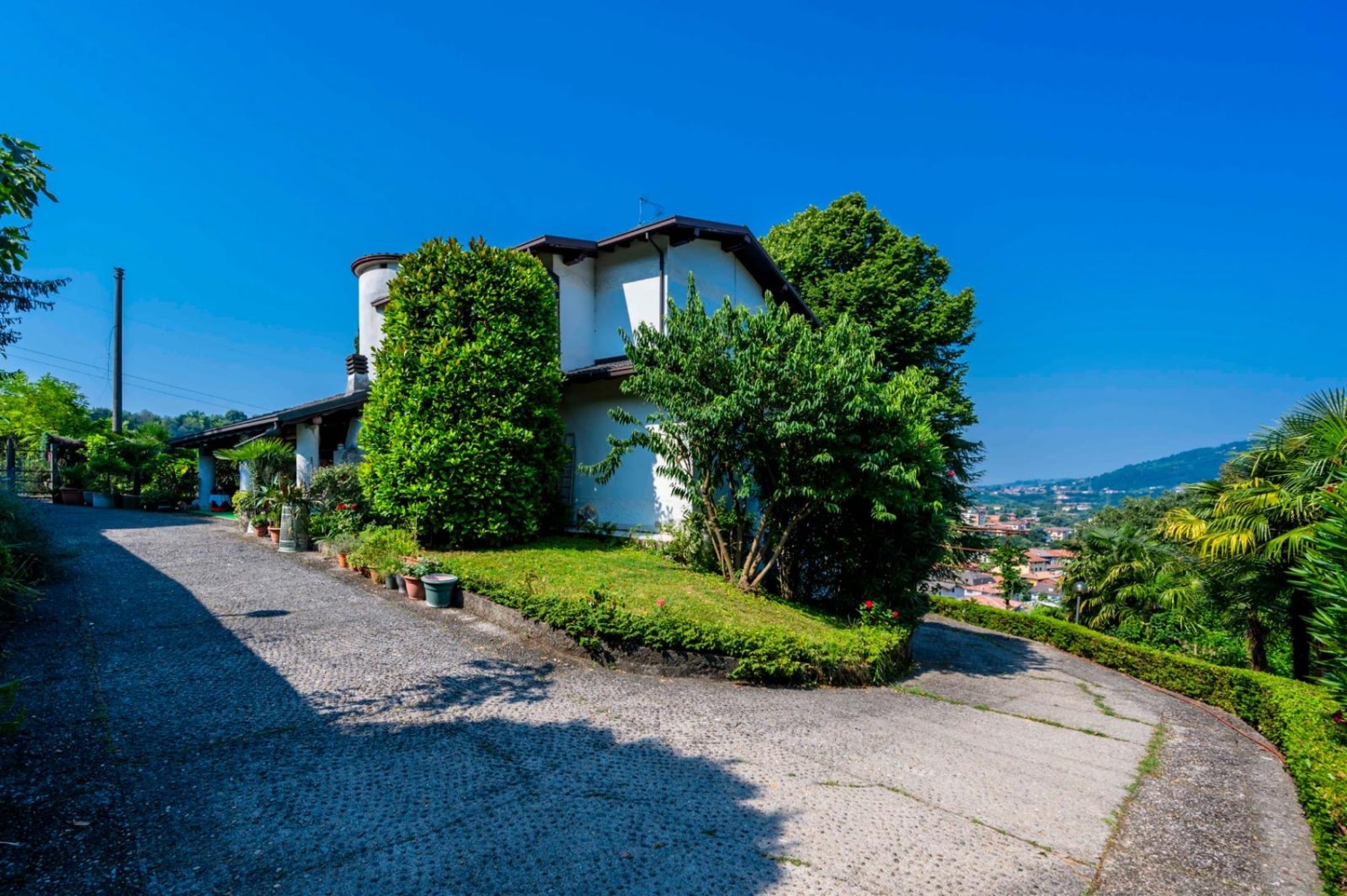 Villa con terrazzo in capriolo via f. petrarca, Capriolo
