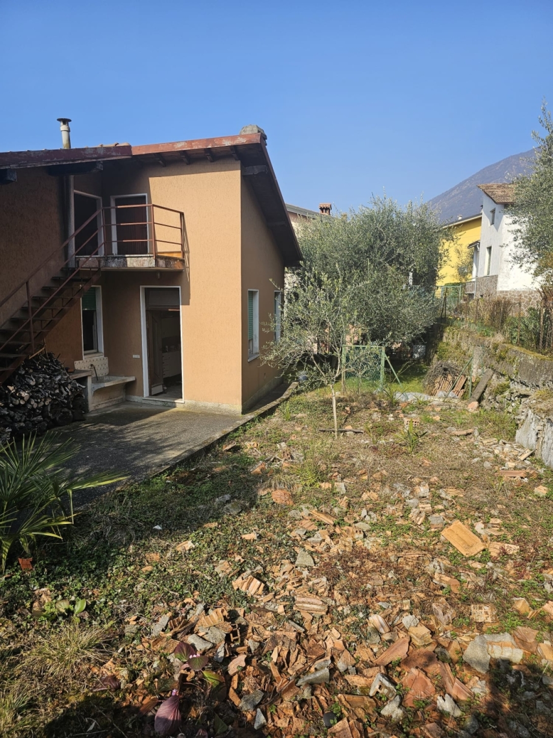 Villa con giardino in sale marasino via pozzacher, Sale Marasino
