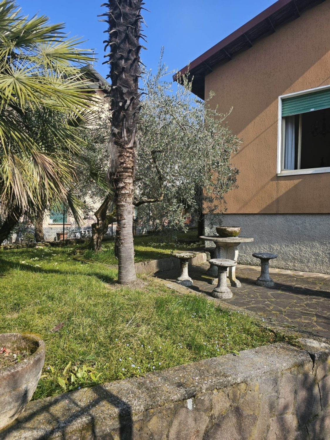 Villa con giardino in sale marasino via pozzacher, Sale Marasino