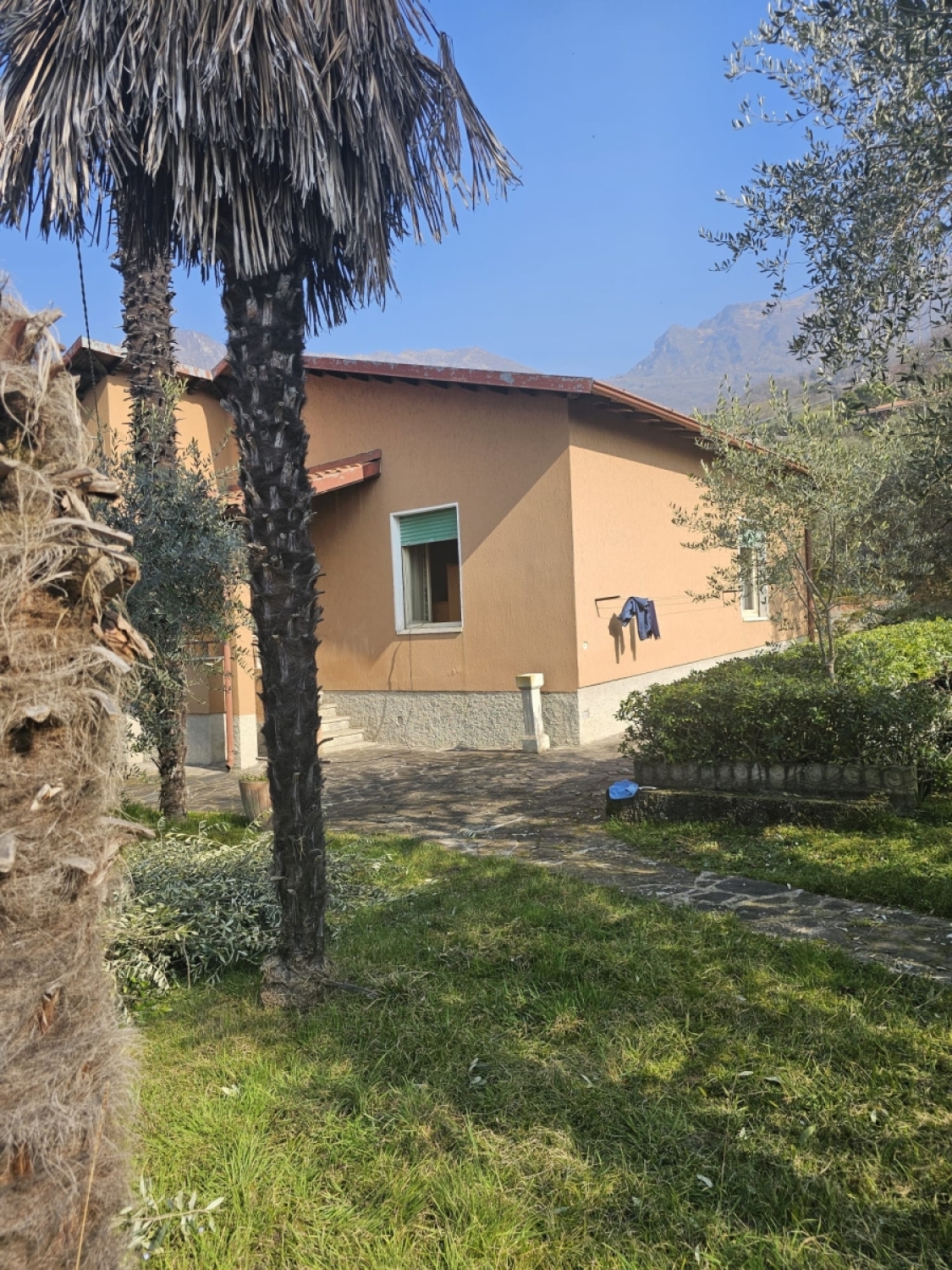 Villa con giardino in sale marasino via pozzacher, Sale Marasino