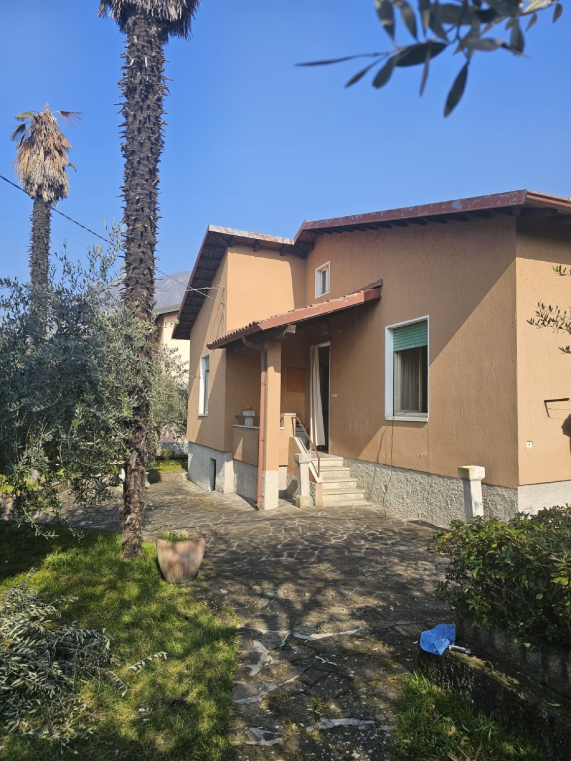 Villa con giardino in sale marasino via pozzacher, Sale Marasino