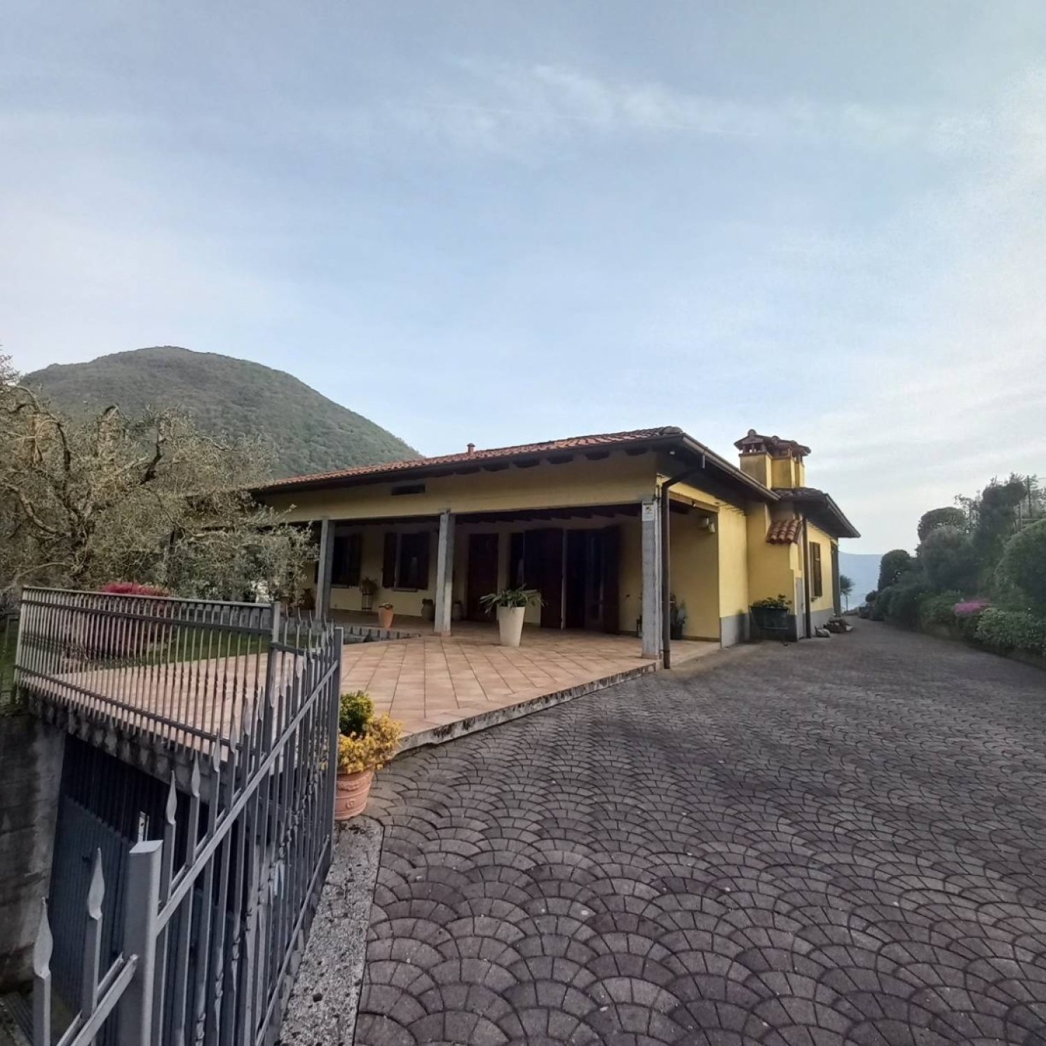 Villa con giardino in marone via mazzini, Marone