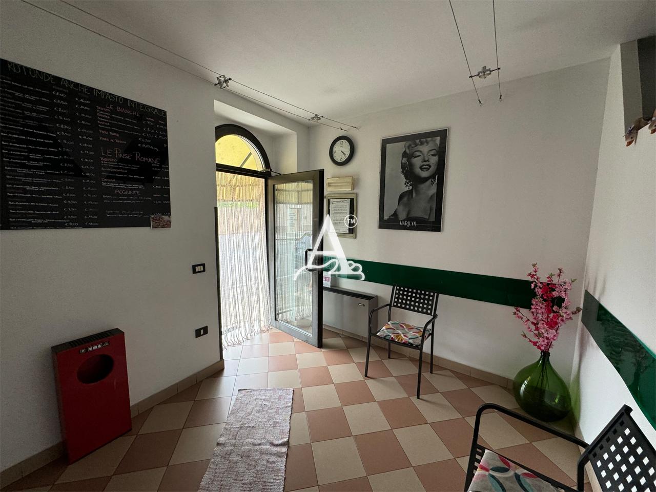 Locale commerciale in vendita a Isola Rizza