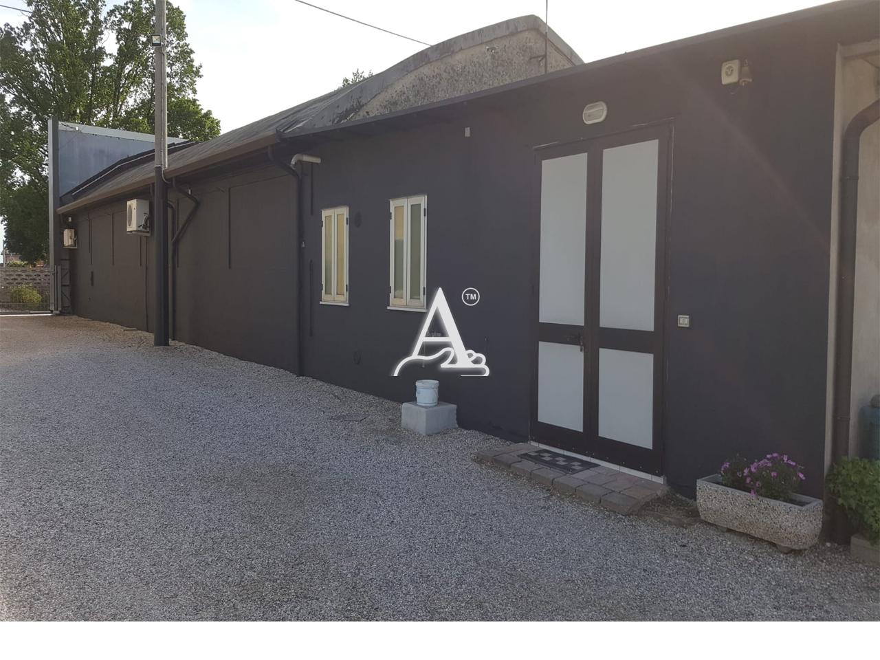 Locale commerciale in vendita a Villa Bartolomea