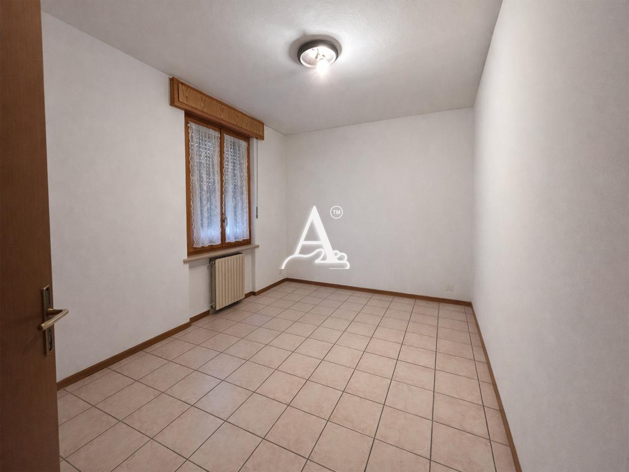 Locale commerciale in vendita a Colognola ai Colli