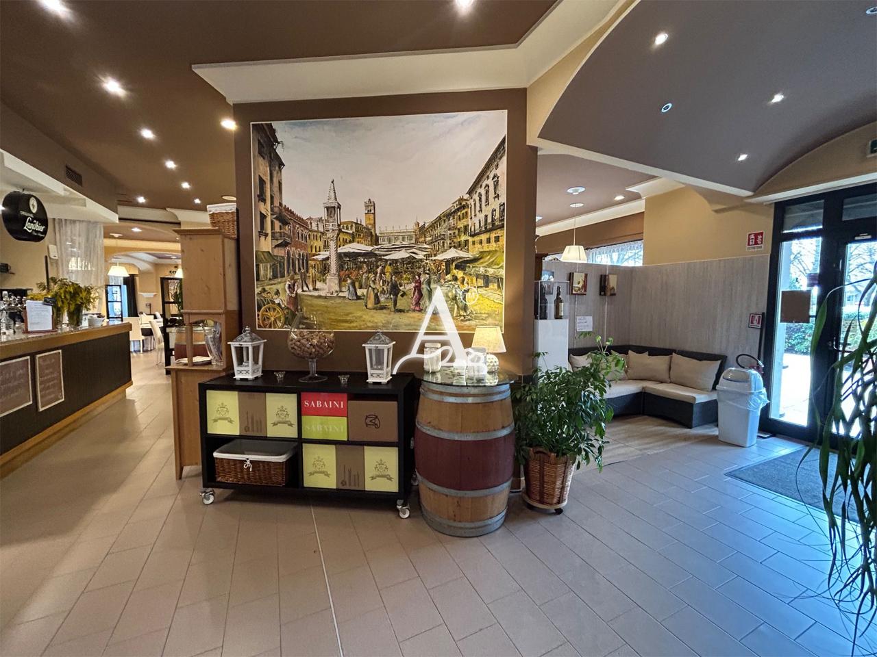 Locale commerciale in vendita a Colognola ai Colli