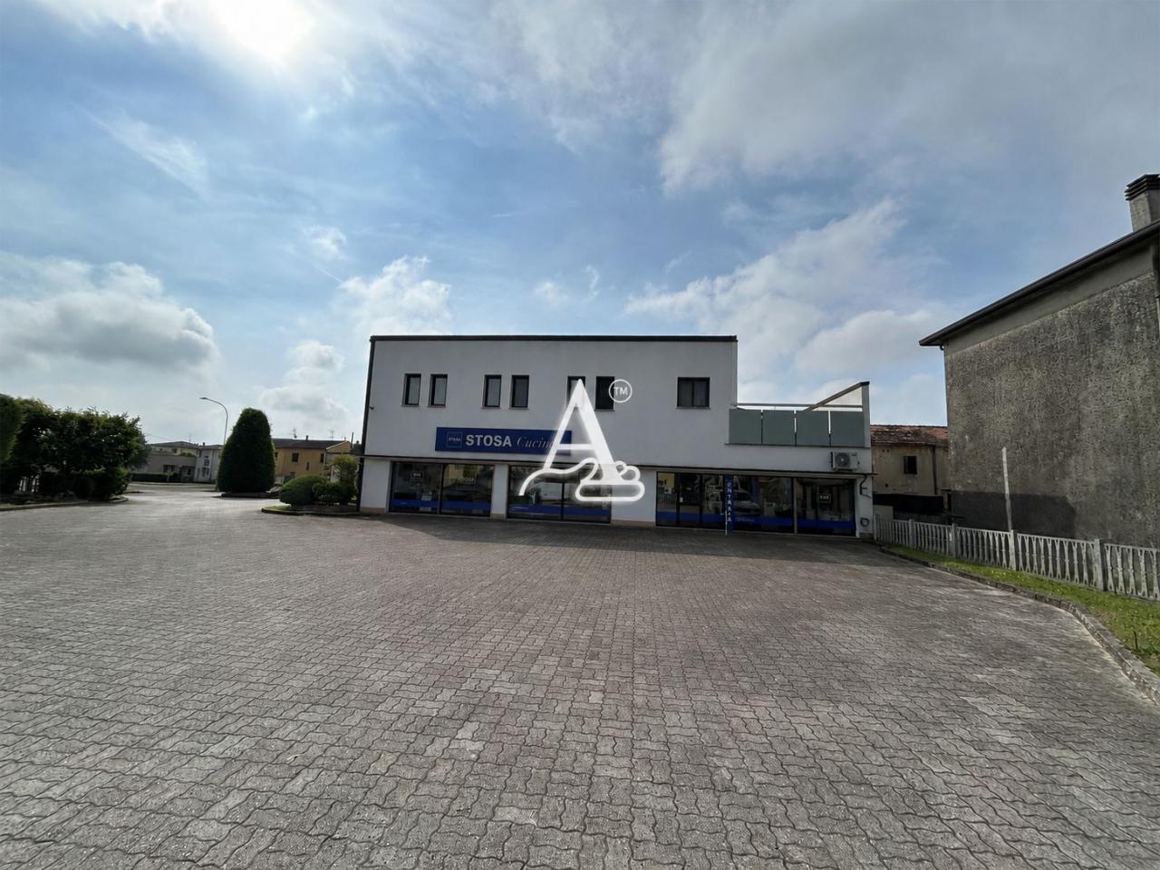 Locale commerciale in vendita a Cerea