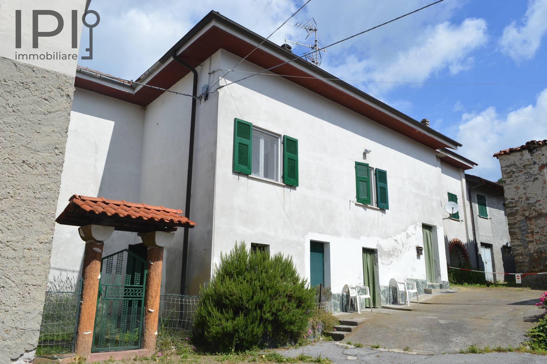 Casa indipendente con terrazzo, Dego piano