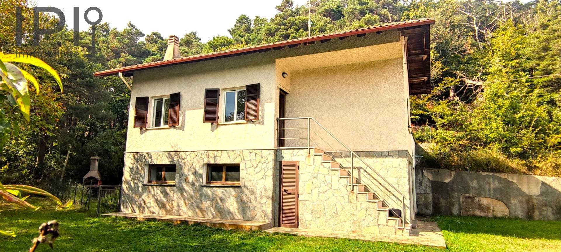 Villa con terrazzo a Giusvalla