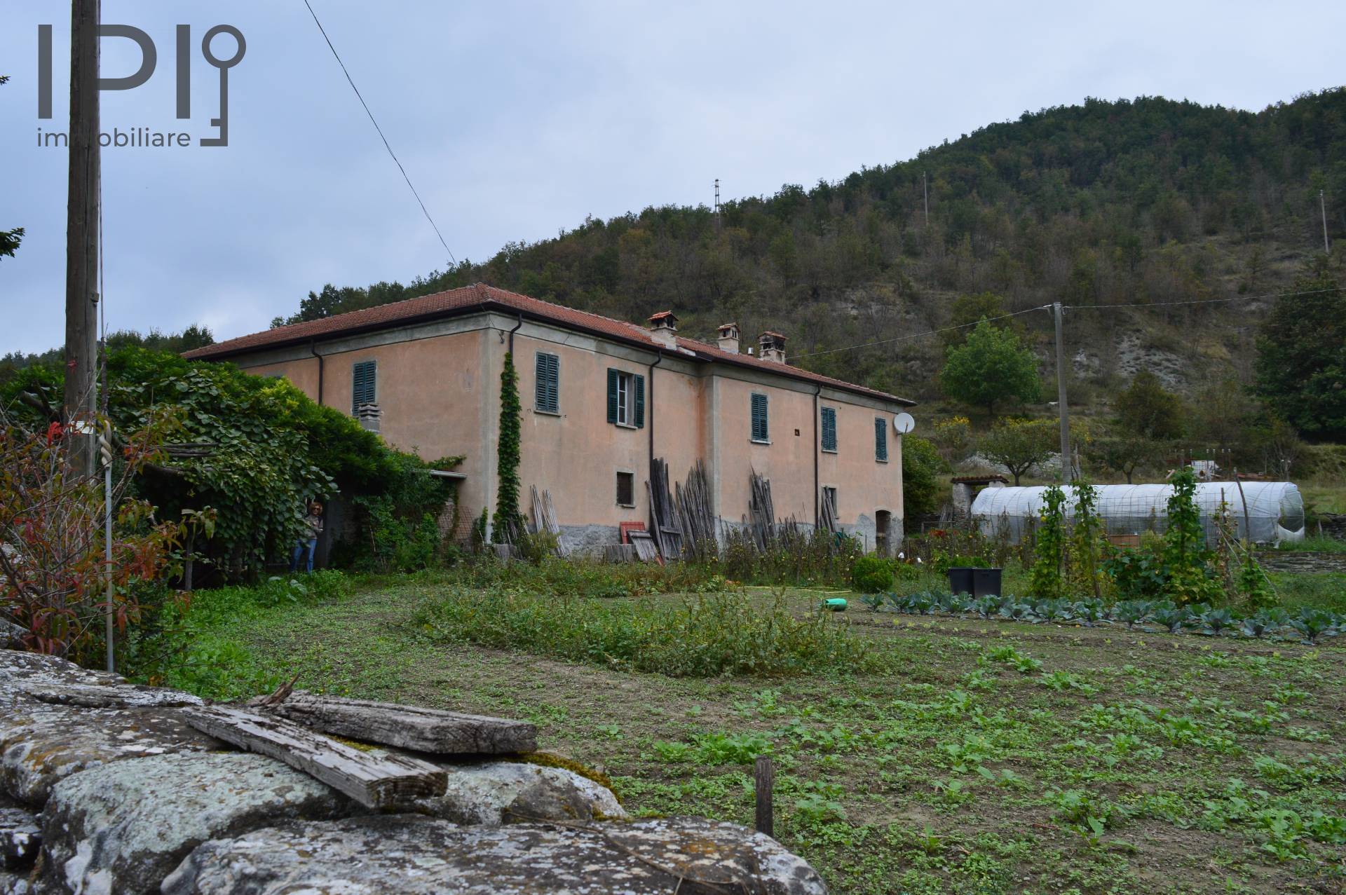 Villa con terrazzo, Dego brovida chiesa