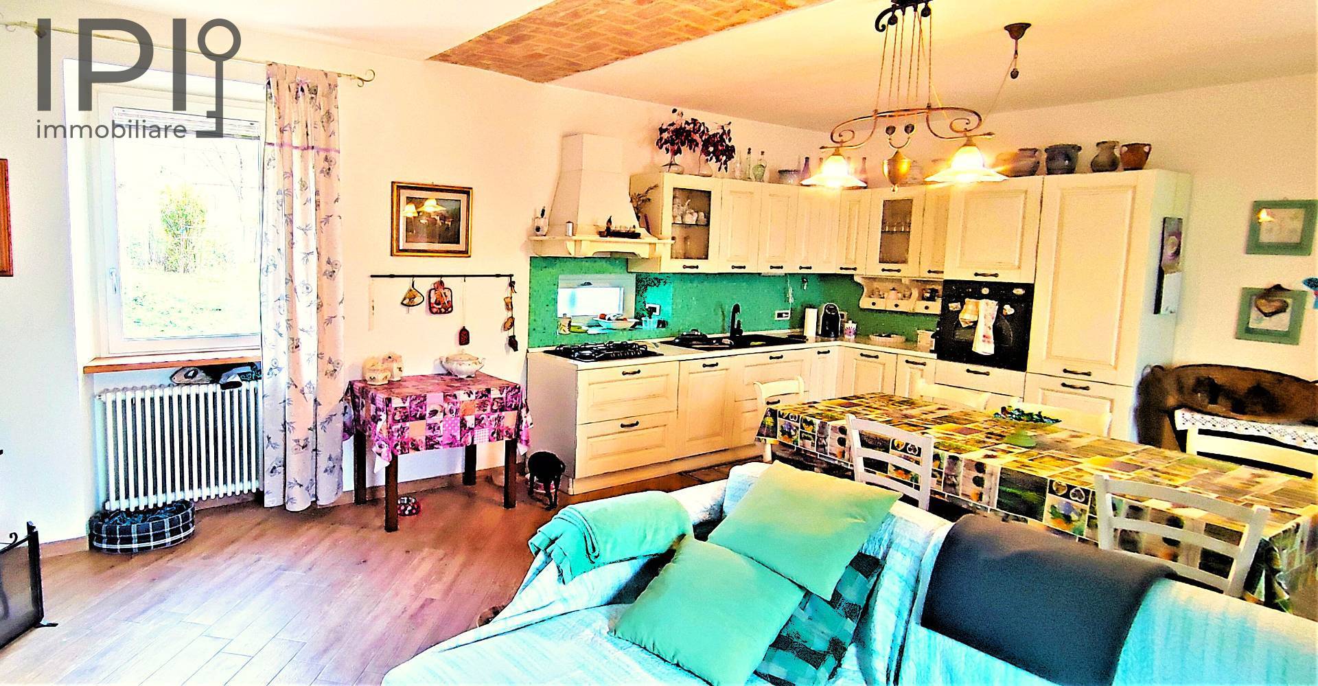 Casa Rustica in vendita a Denice, Piani Superiori