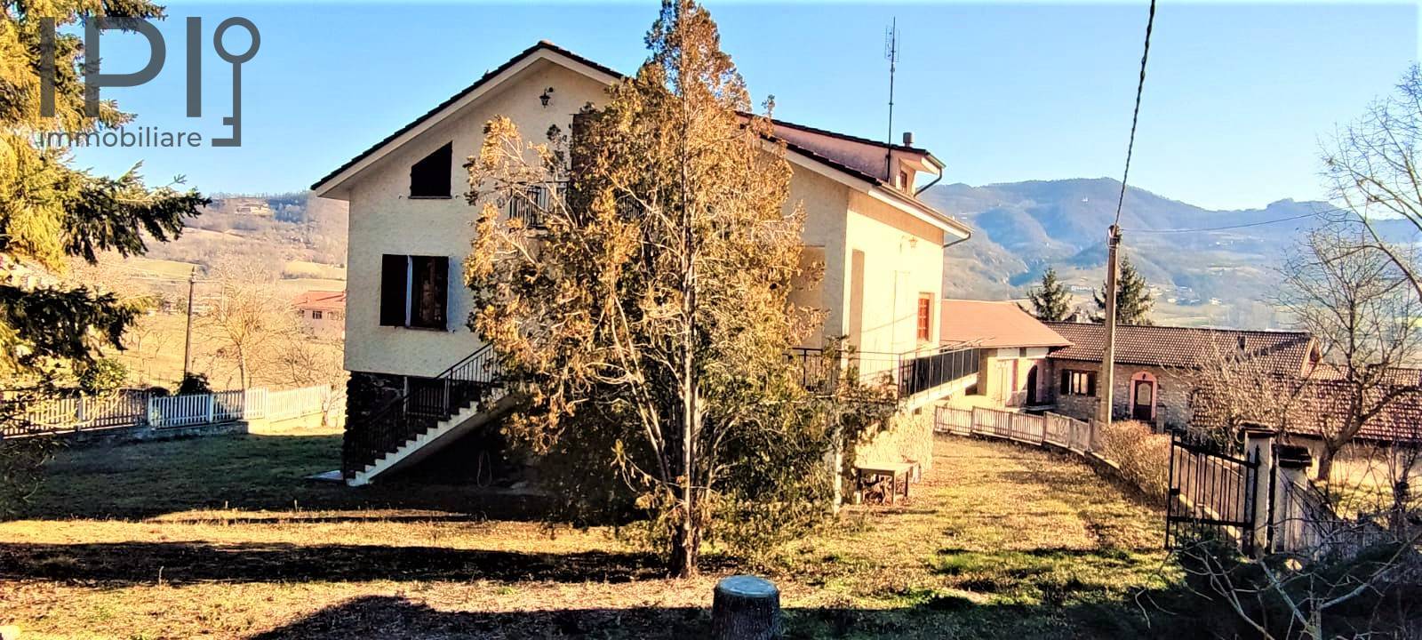 Villa / Villetta in vendita a Denice, Piani Superiori
