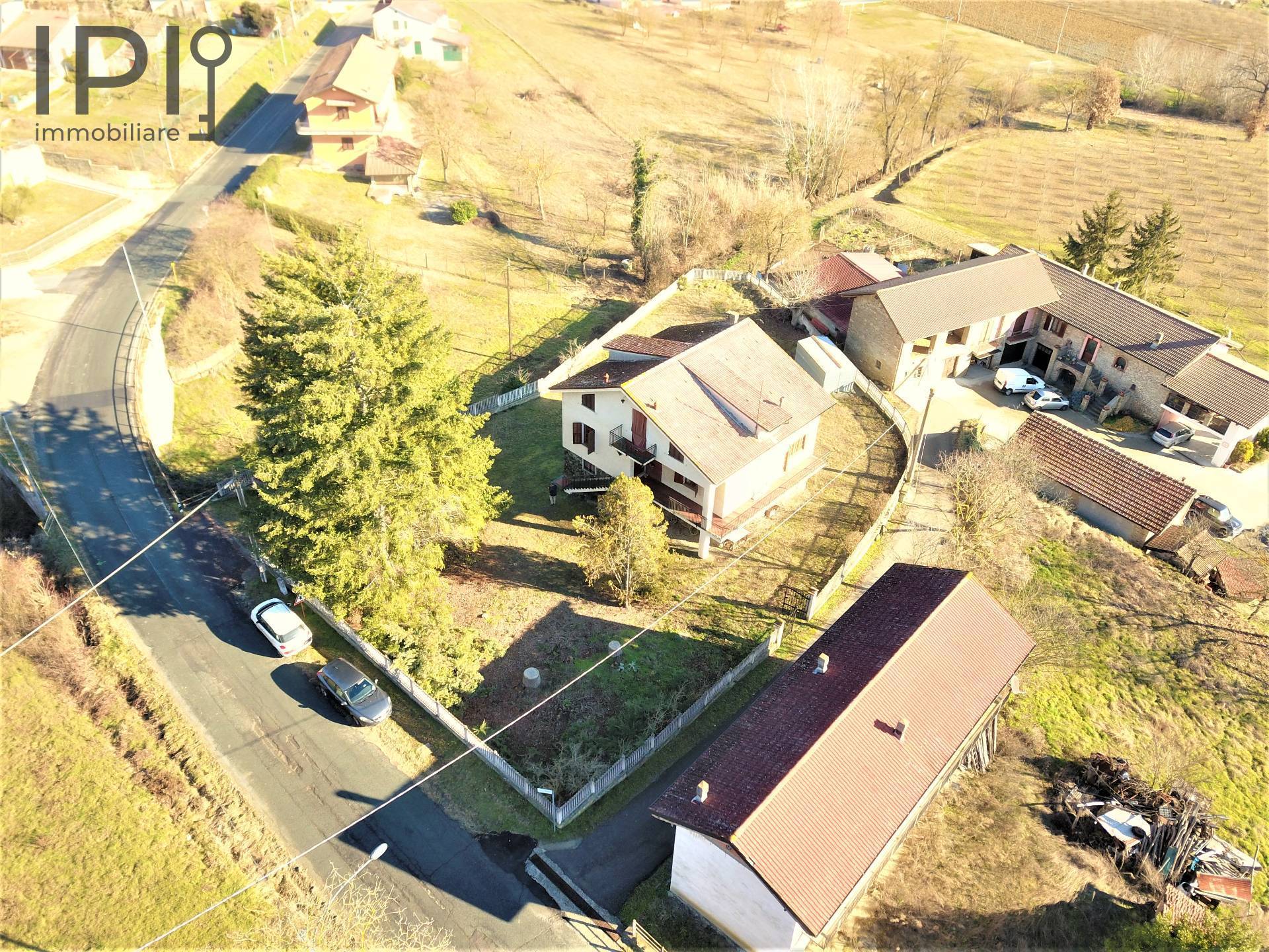 Villa / Villetta in vendita a Denice, Piani Superiori