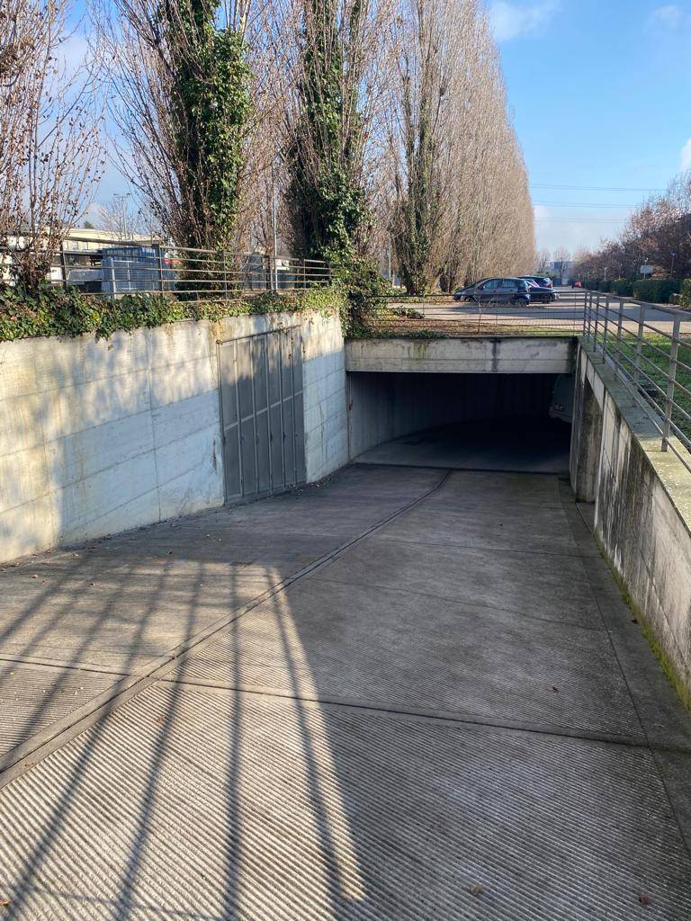 Box o garage in vendita a Merate, Brugarolo