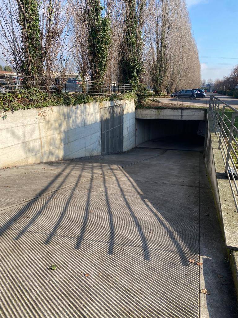 Box o garage in vendita a Merate