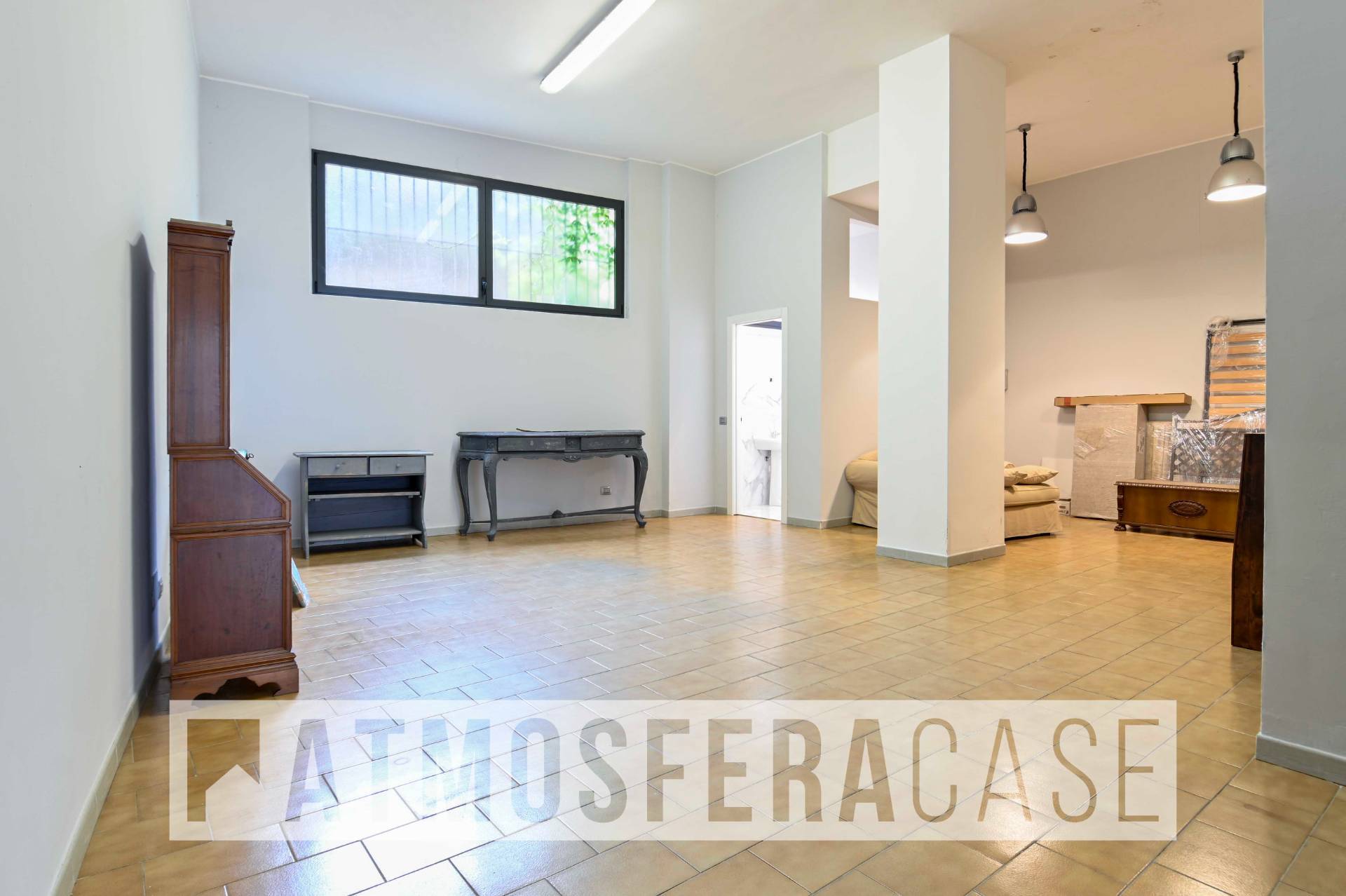 Locale commerciale in vendita a Bergamo, Centrale