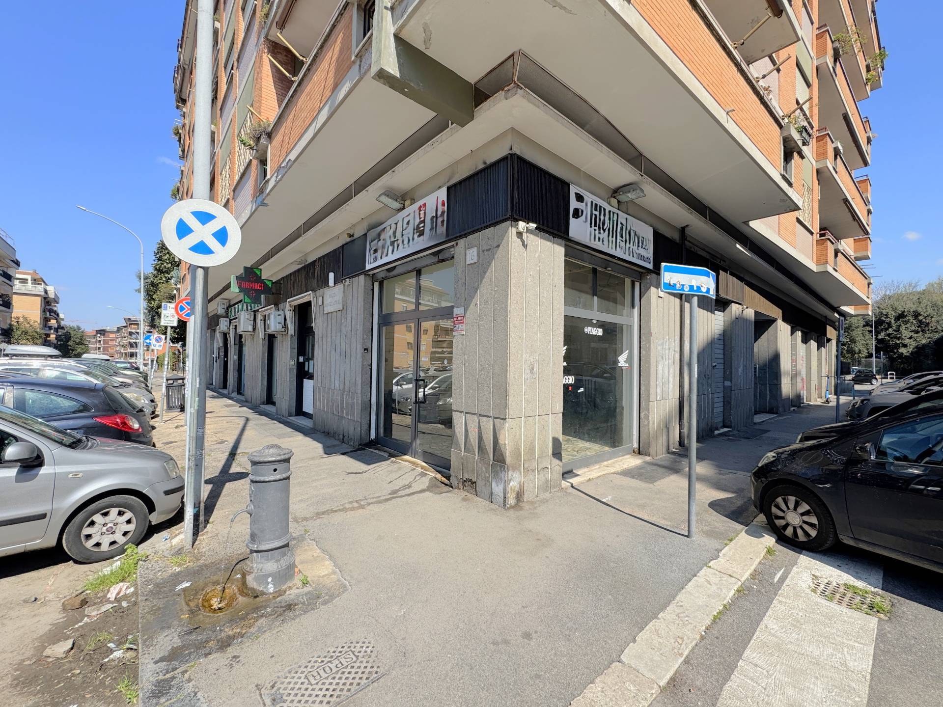 Locale commerciale in affitto a Roma, Tuscolano
