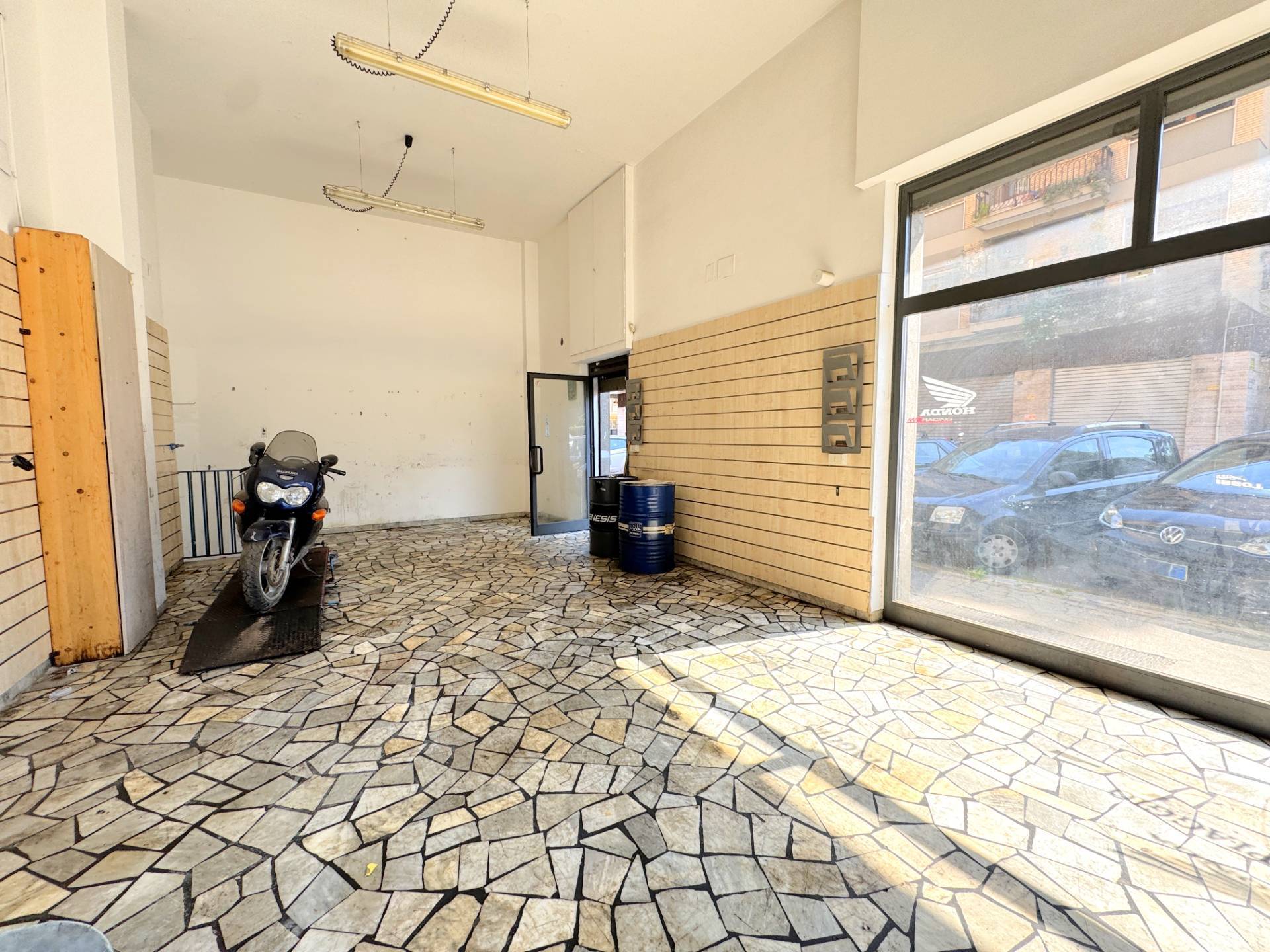 Locale commerciale in affitto a Roma, Tuscolano