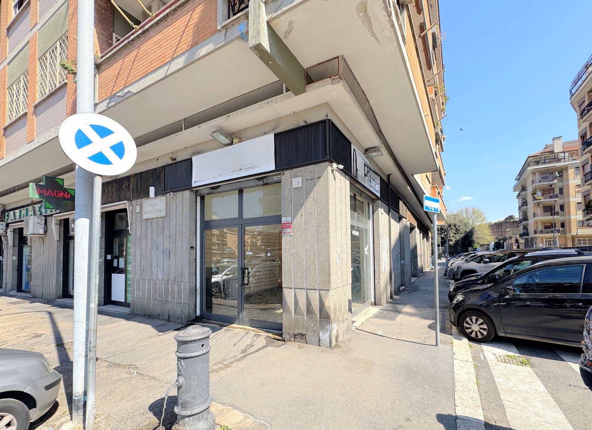 Locale commerciale in affitto a Roma, Tuscolano