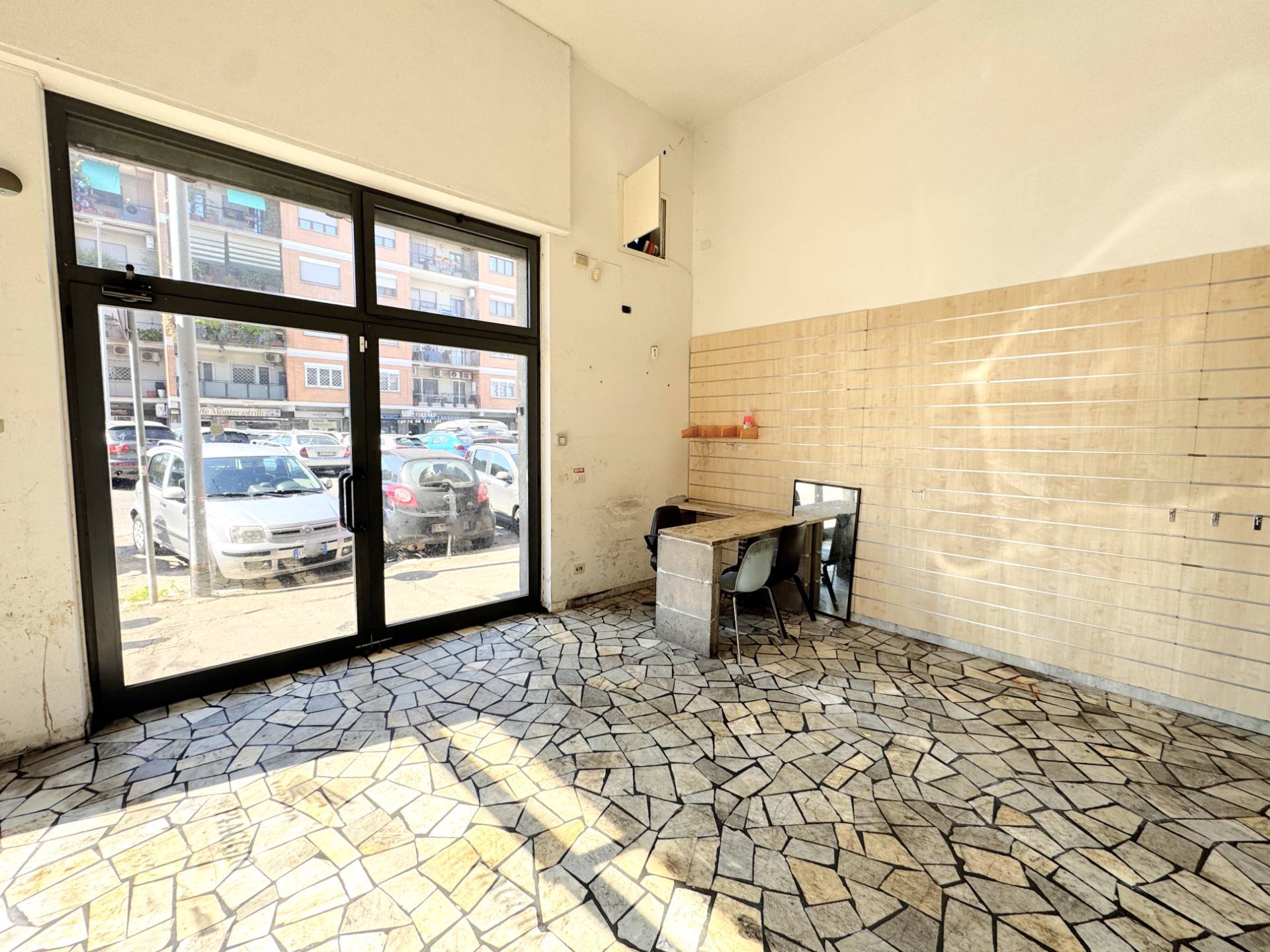 Locale commerciale in affitto a Roma, Tuscolano
