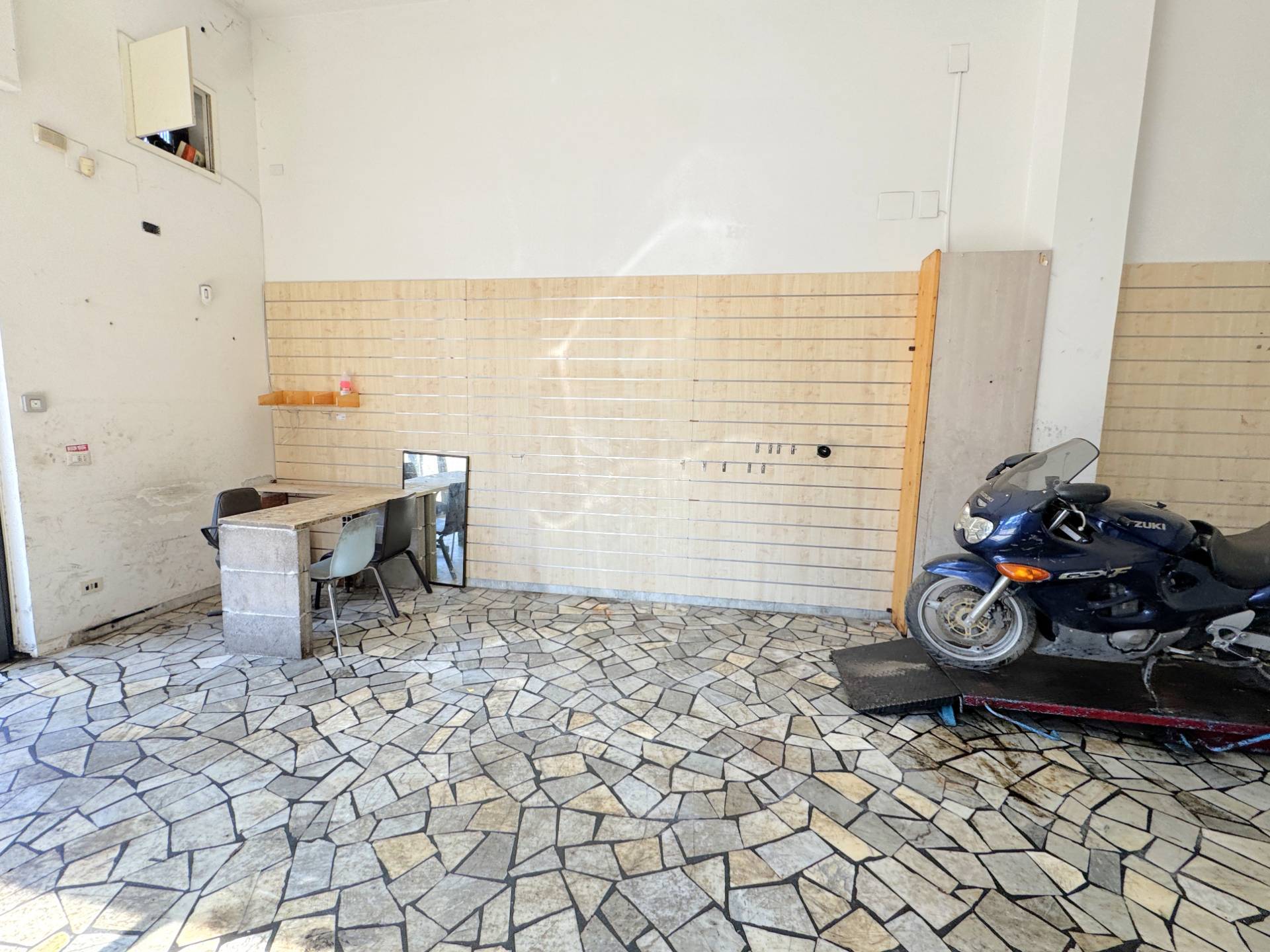 Locale commerciale in affitto a Roma, Tuscolano