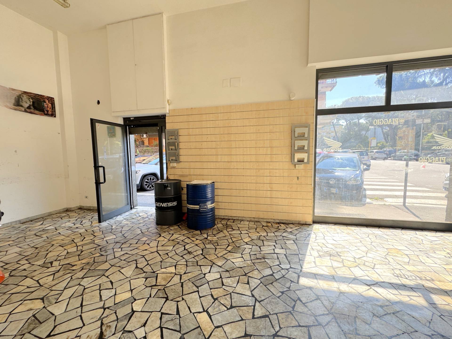 Locale commerciale in affitto a Roma, Tuscolano