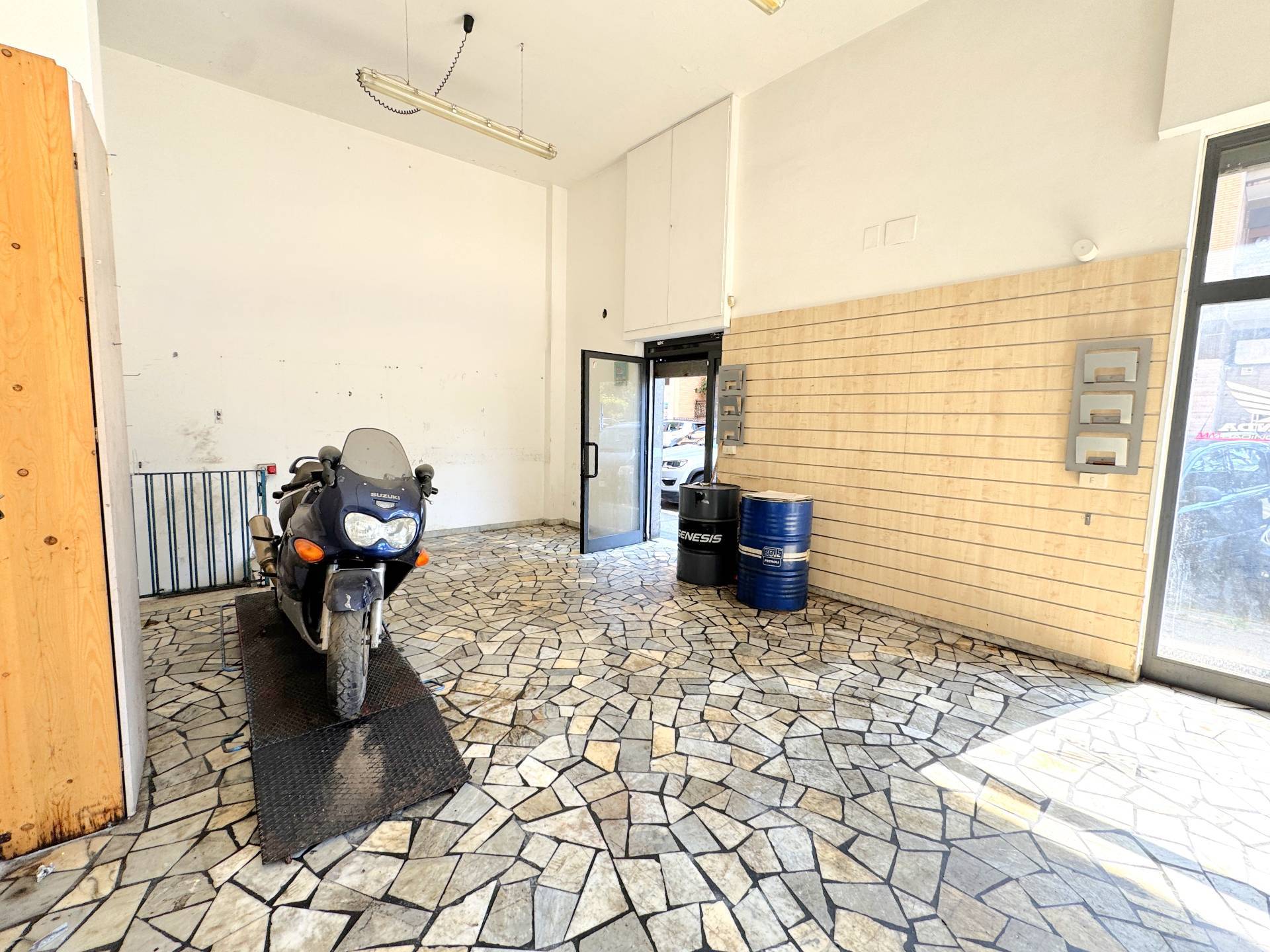 Locale commerciale in affitto a Roma, Tuscolano