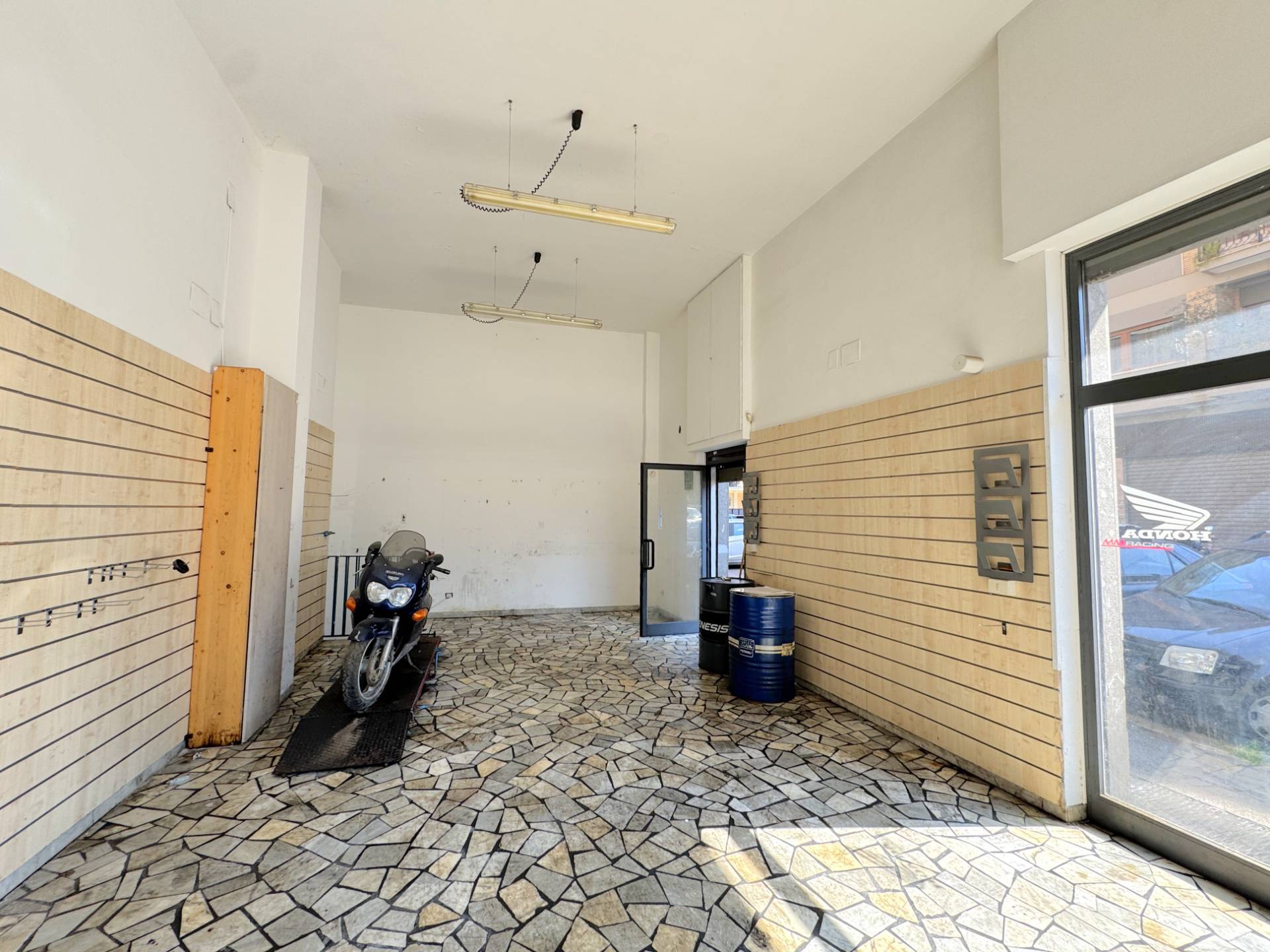 Locale commerciale in affitto a Roma, Tuscolano