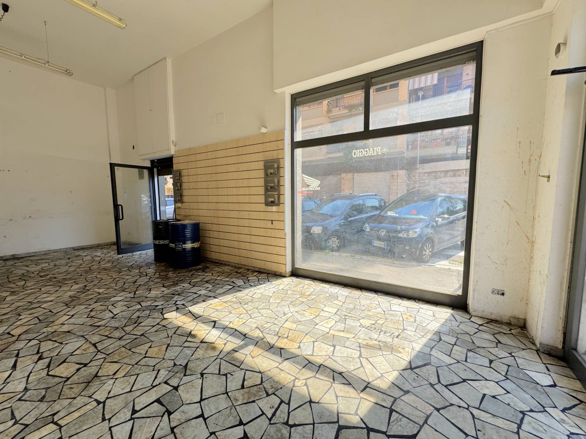Locale commerciale in affitto a Roma, Tuscolano