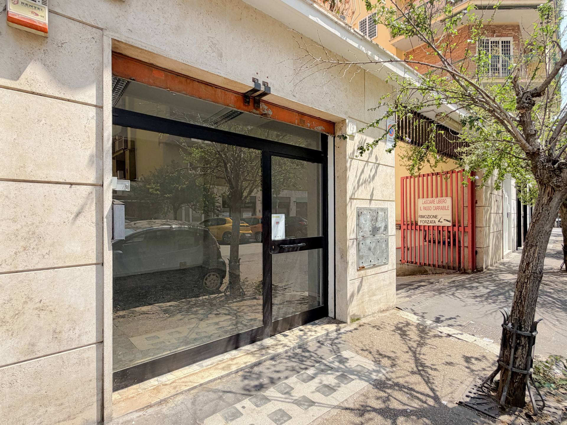 Locale commerciale in affitto a Roma, Appio Latino