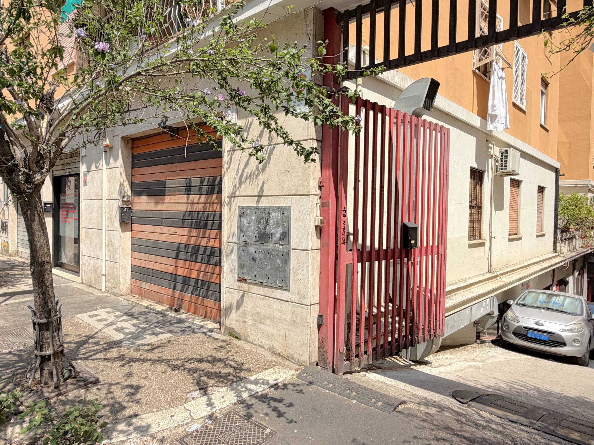 Locale commerciale in affitto a Roma, Appio Latino