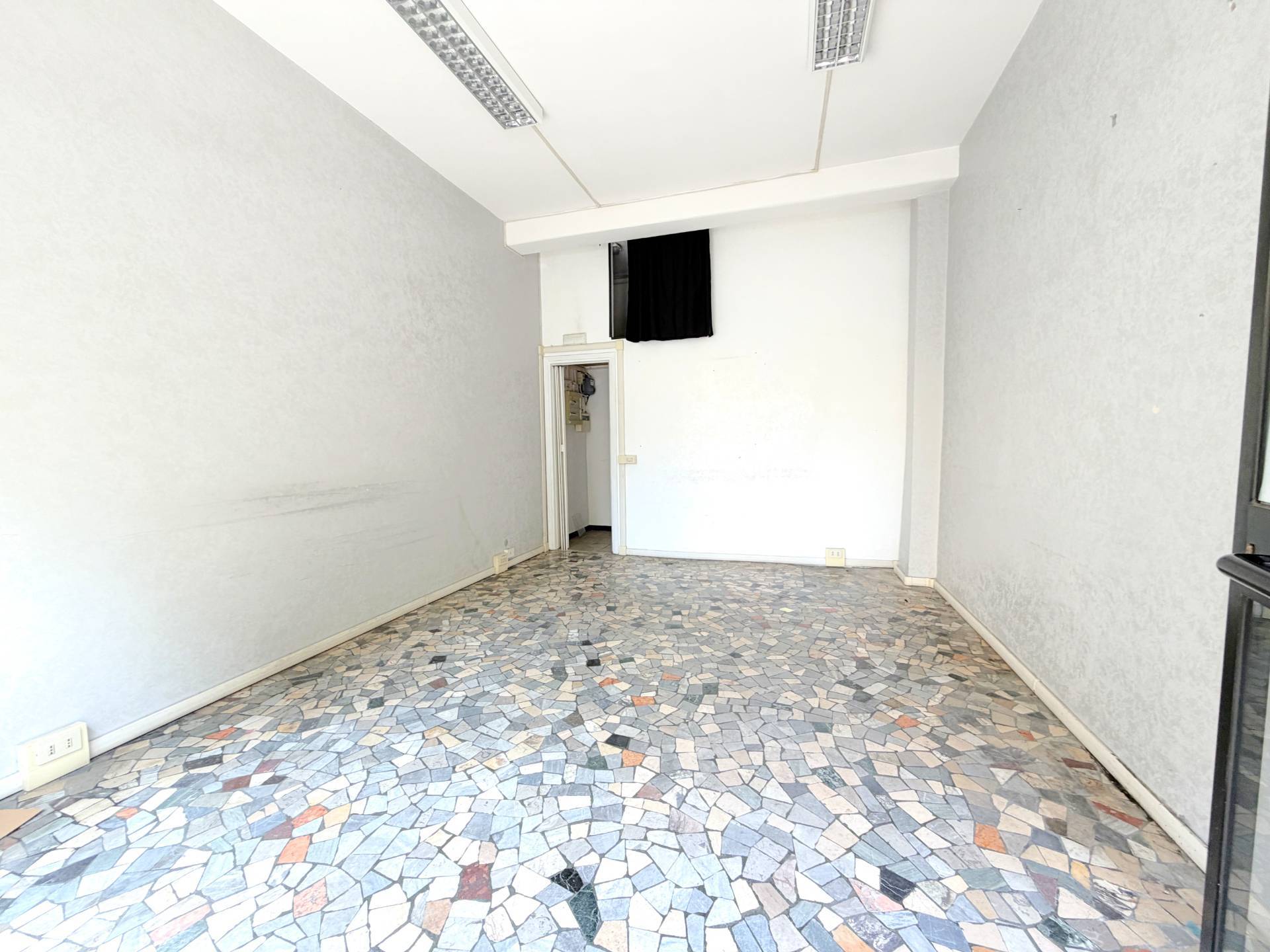 Locale commerciale in affitto a Roma, Appio Latino