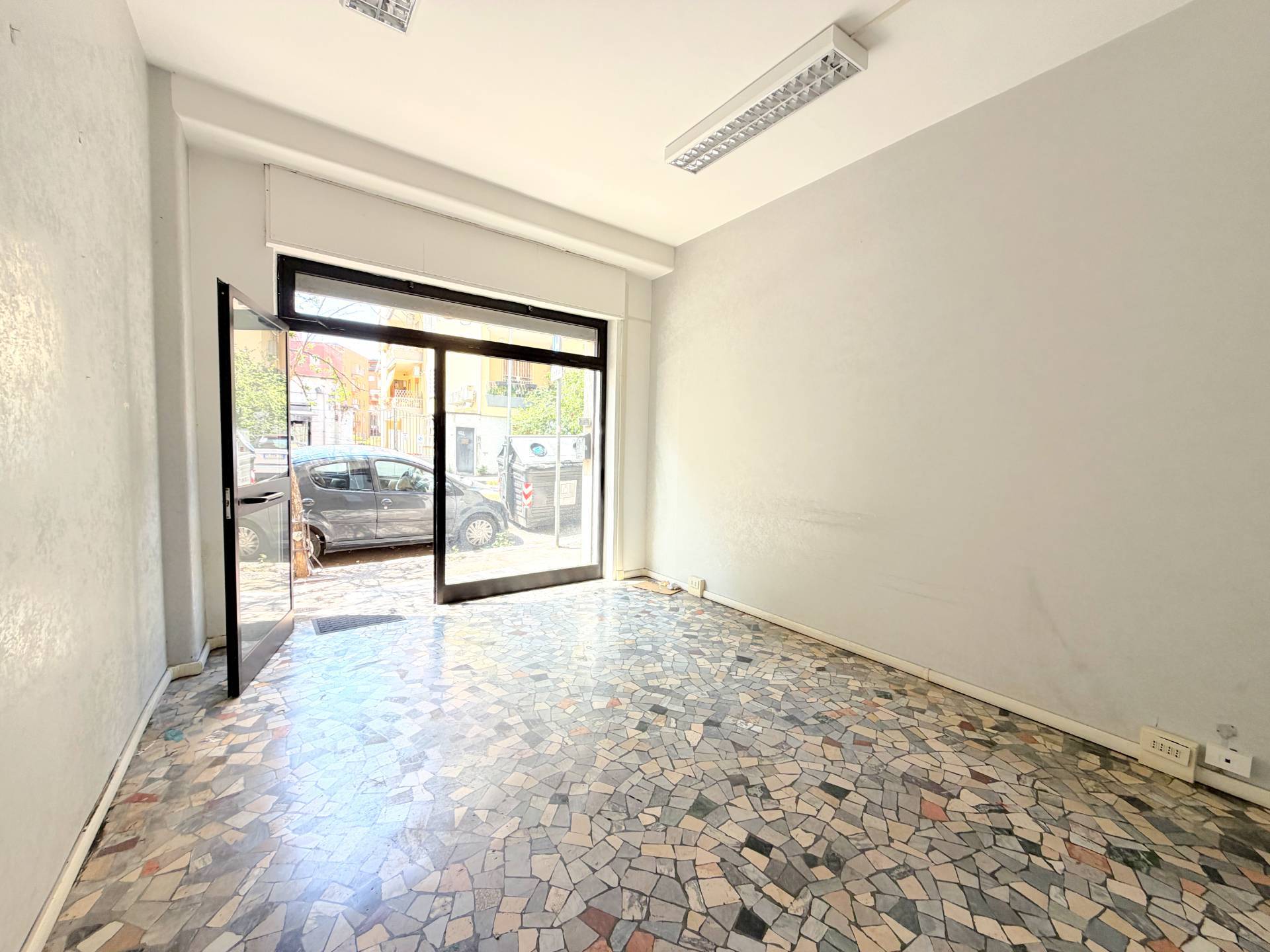 Locale commerciale in affitto a Roma, Appio Latino