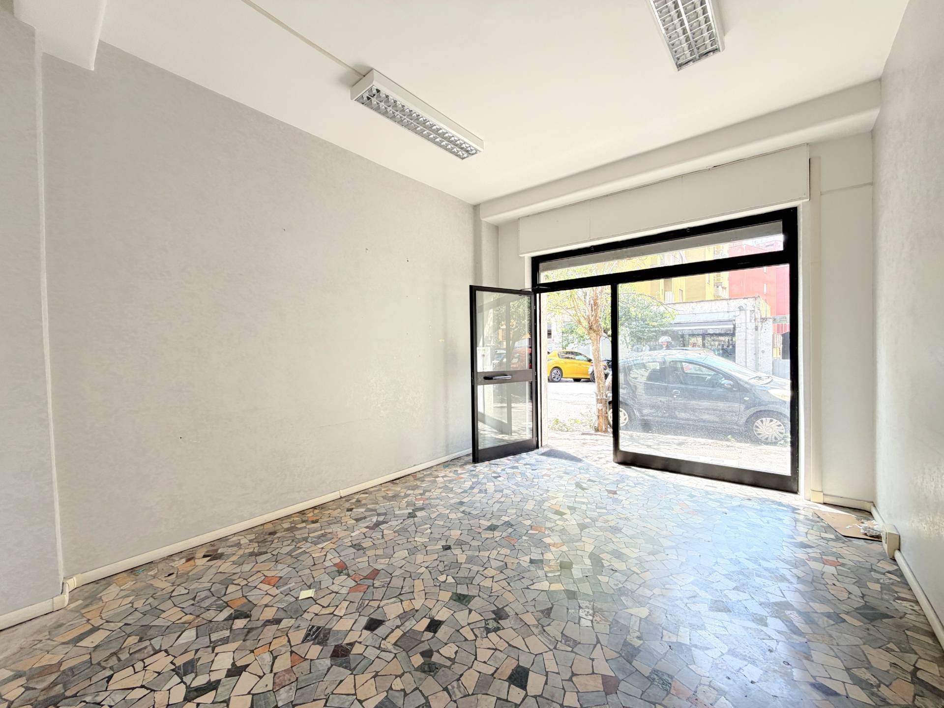 Locale commerciale in affitto a Roma, Appio Latino