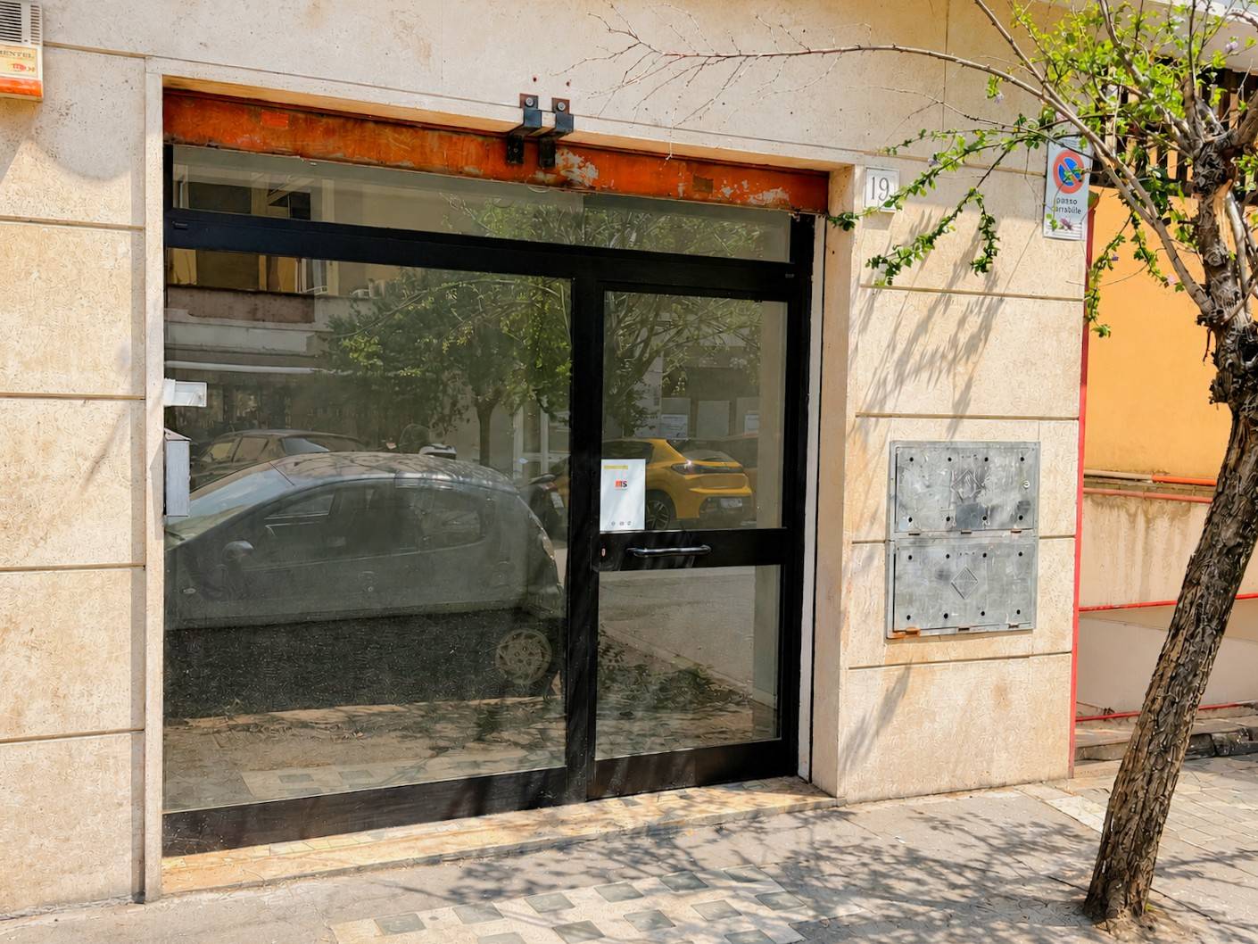 Locale commerciale in affitto a Roma, Appio Latino