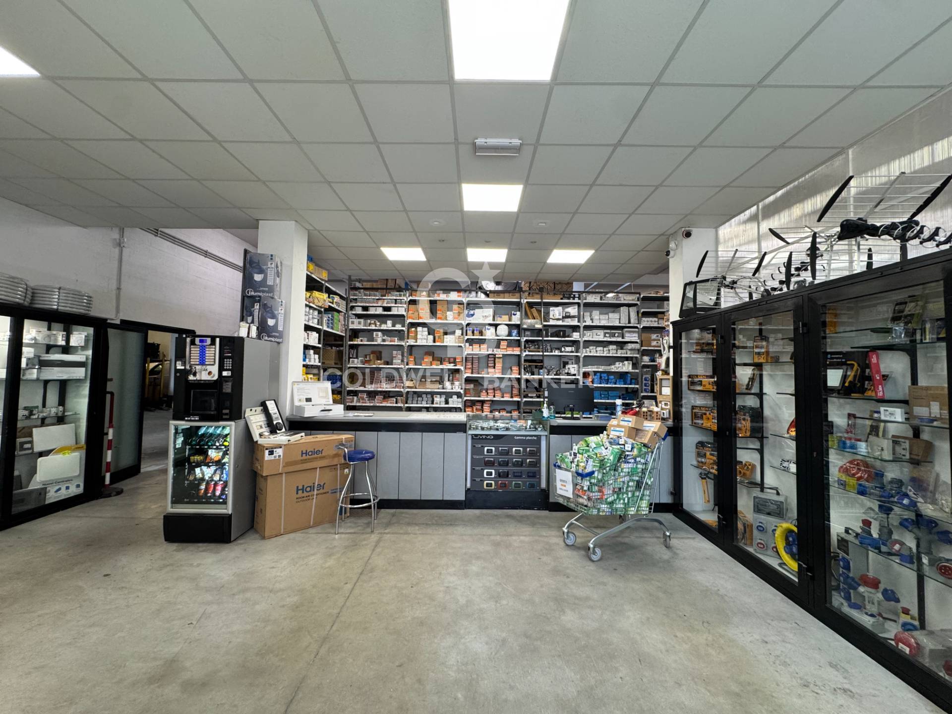 Locale commerciale in vendita a Roma, Tor Bella Monaca