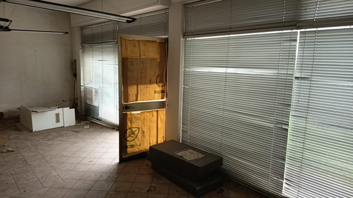 Locale commerciale ristrutturata a Cascina