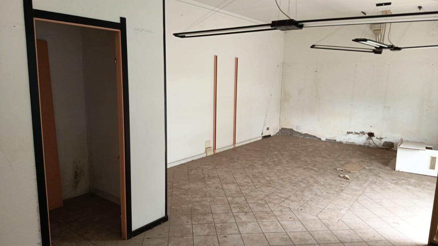 Locale commerciale ristrutturata a Cascina