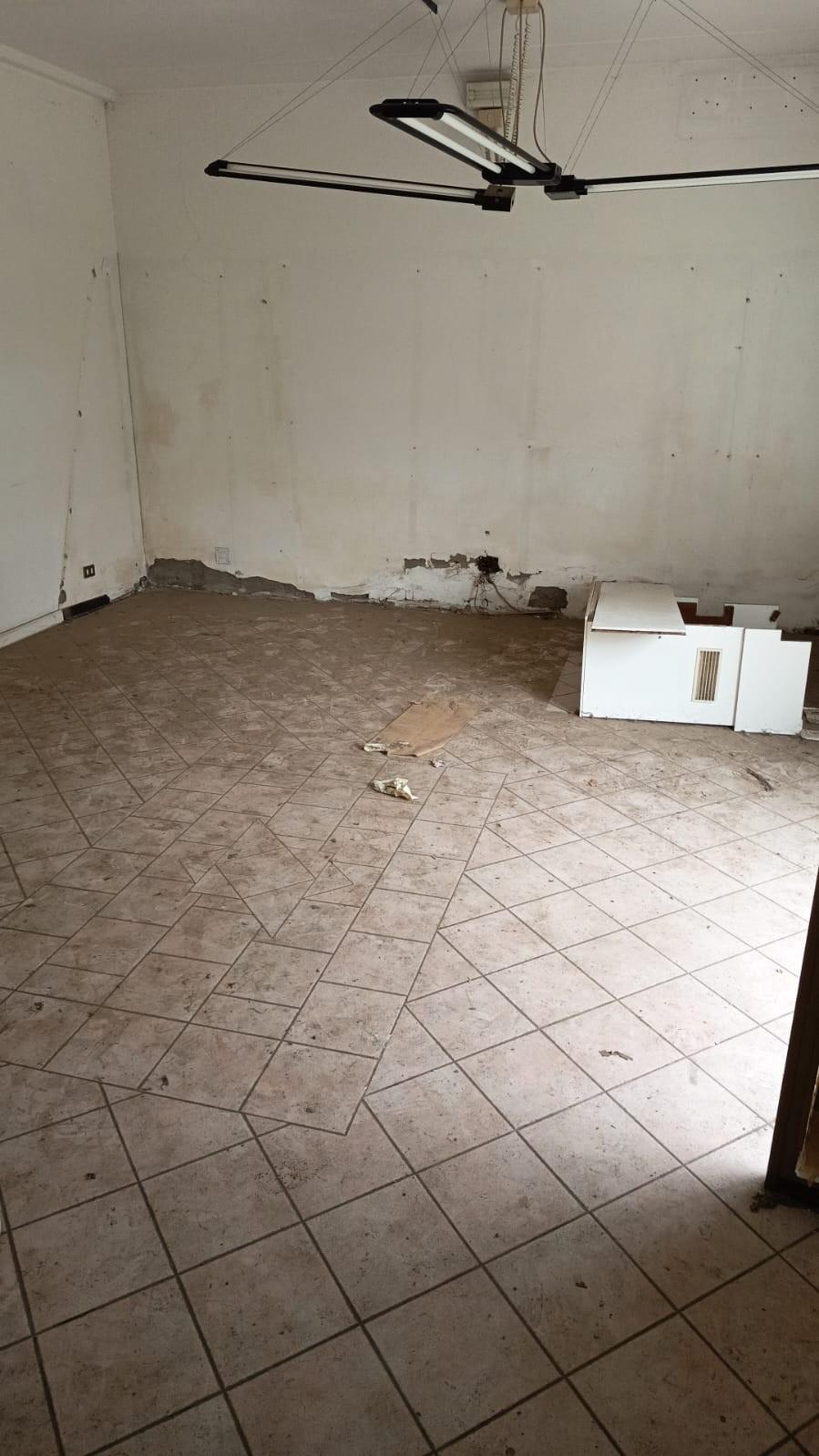 Locale commerciale ristrutturata a Cascina