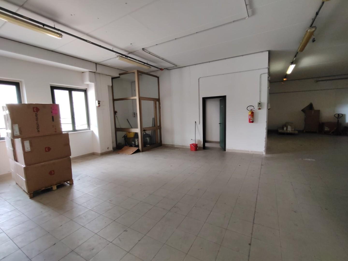 Capannone in affitto a Cascina