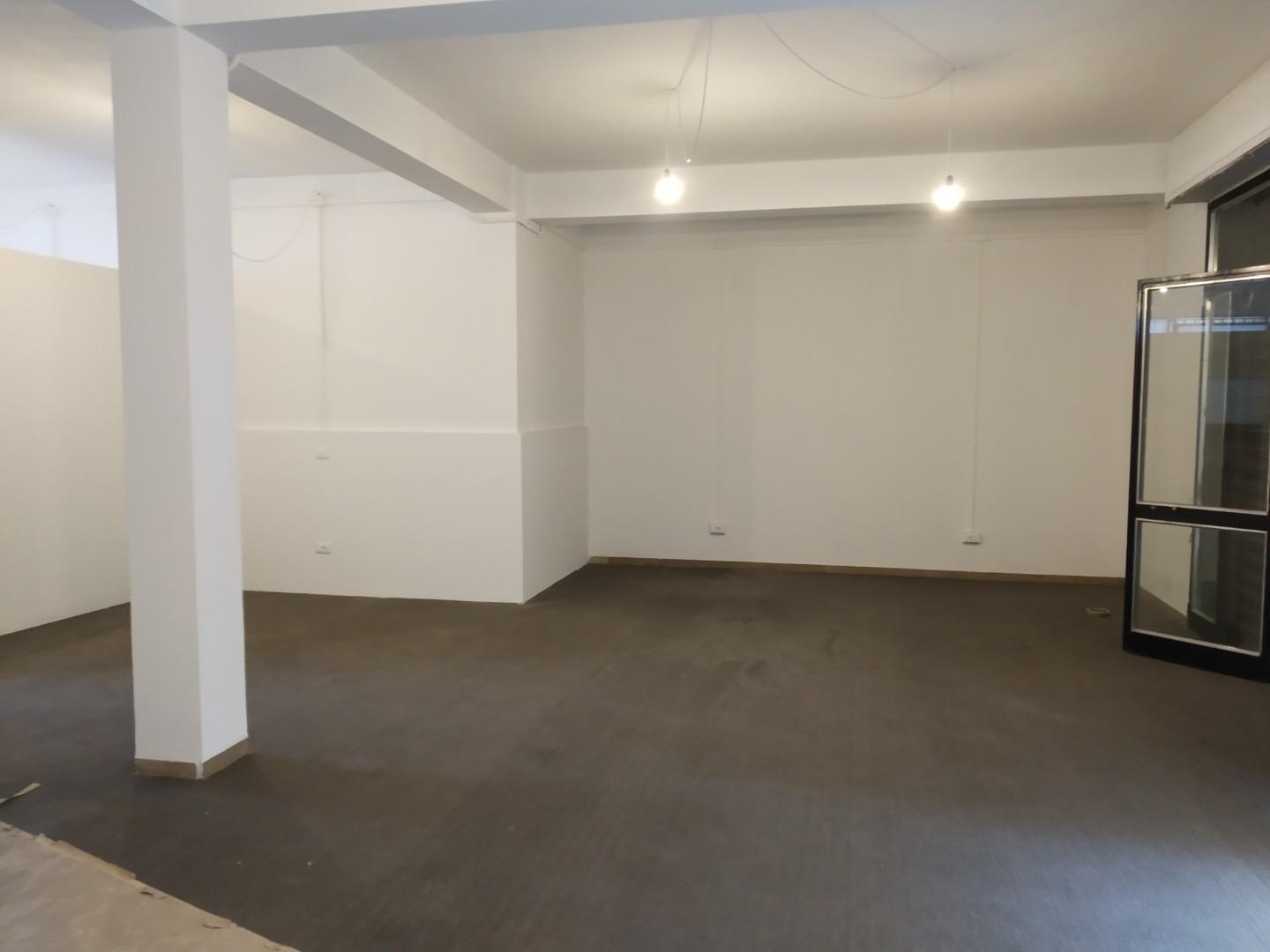 Locale commerciale in affitto a Cascina