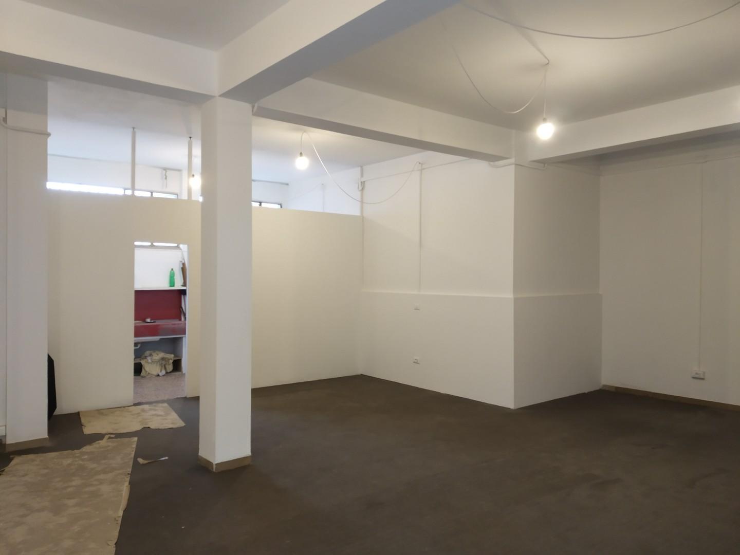 Locale commerciale in affitto a Cascina